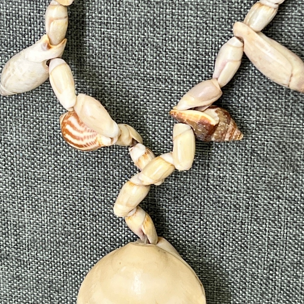 Vintage Shell Lei Necklace Rare LARGE Very Nice and has Two Clams Shells☑️ - Picture 7 of 8